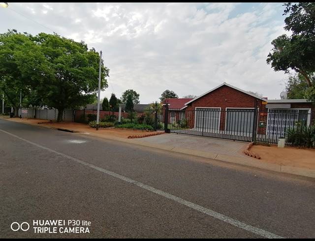 4 BEDROOM HOUSE RENTED IN MEYERSPARK